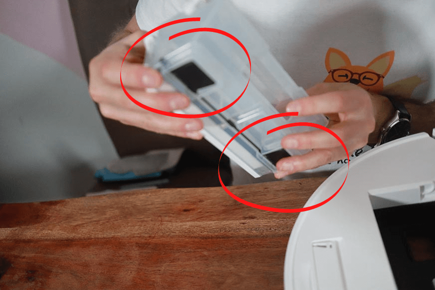 Видны всасывающие отверстия мобильного контейнера для пыли робота-пылесоса Yeedi Vac